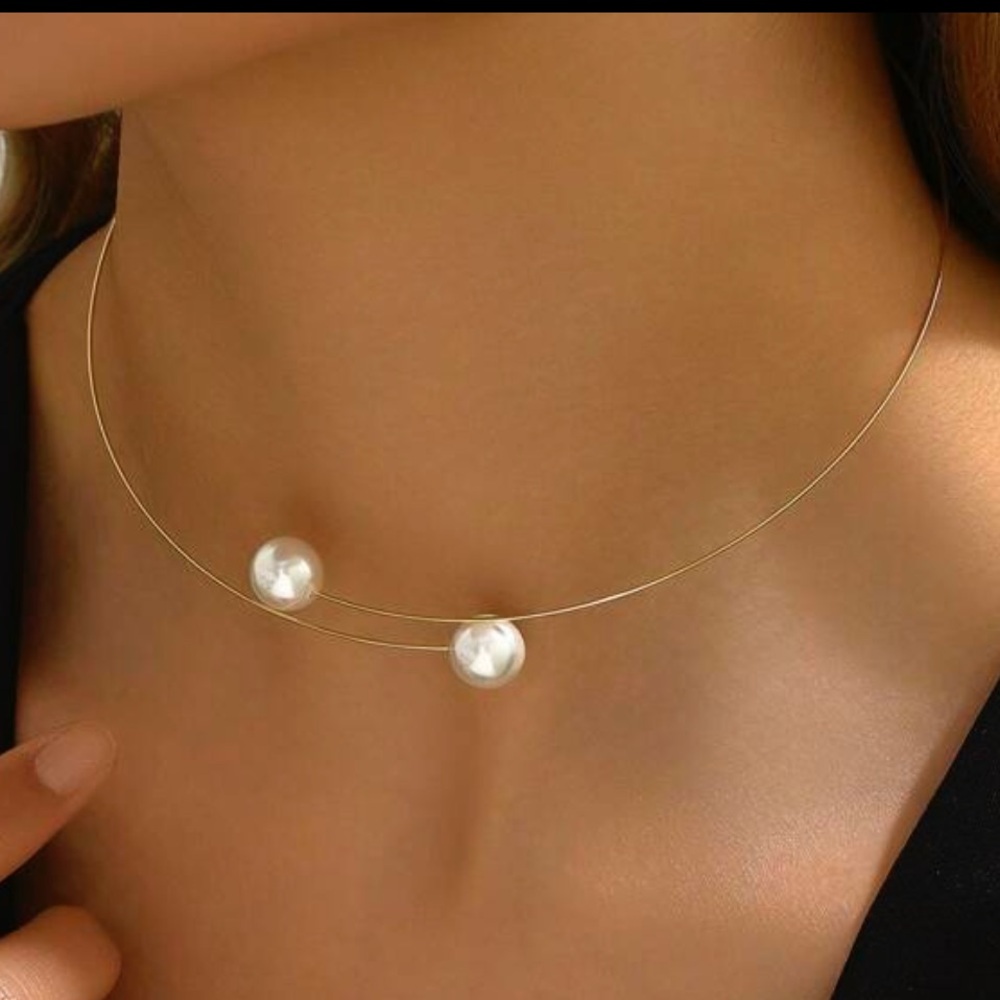 New Elegant faux Gold and White Pearl Necklace